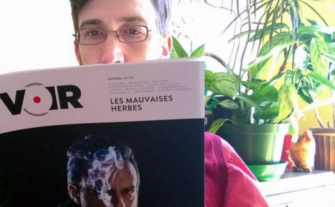 Hugô St-Onge lisant le magazine Voir