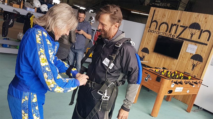 Ça plane pour les 20 ans du Bloc Pot : parachutons les politiciens